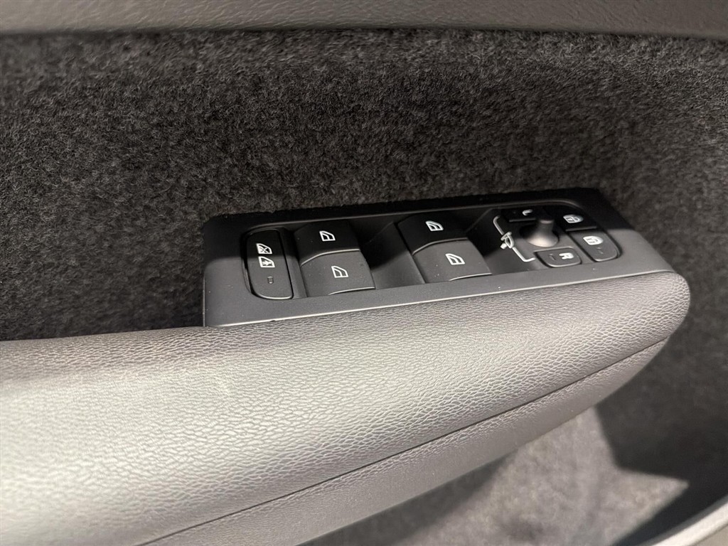Volvo XC40 Recharge Extended Range Core 252HK 5d Aut. - Image 17