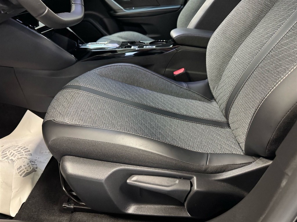 Peugeot e-2008 EL Allure 156HK 5d Aut. - Image 13