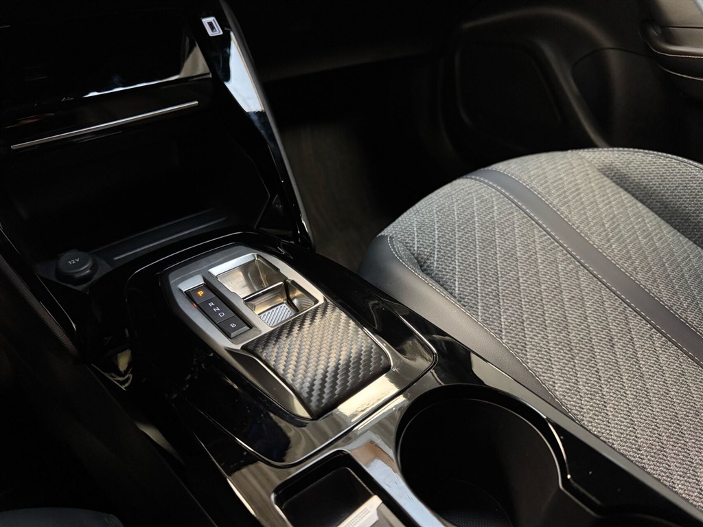 Peugeot e-2008 EL Allure 156HK 5d Aut. - Image 18
