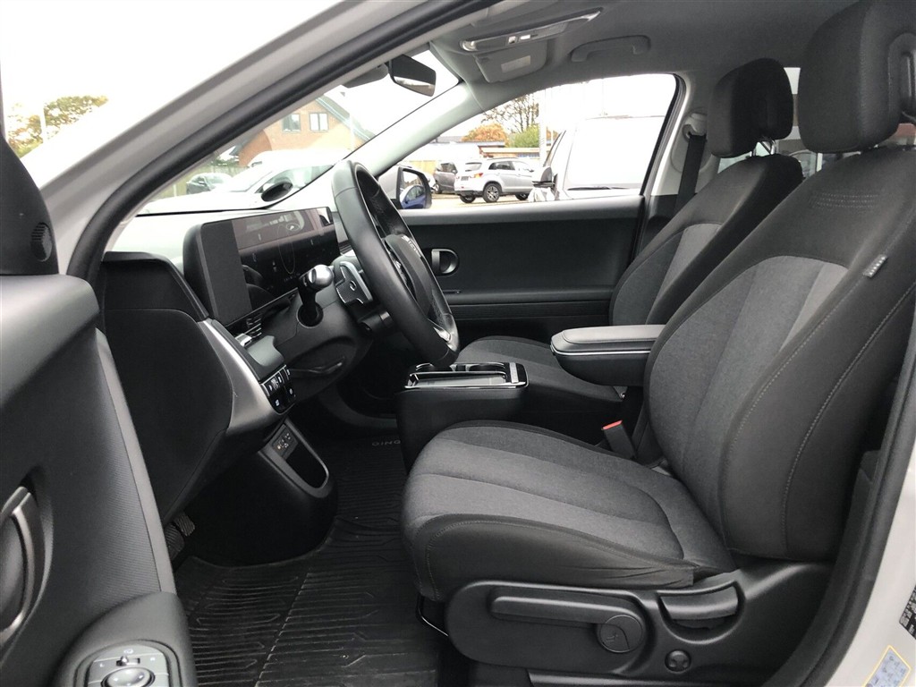 Hyundai Ioniq 5 Electric 84 kWh Essential 229HK 5d Aut. - Image 6