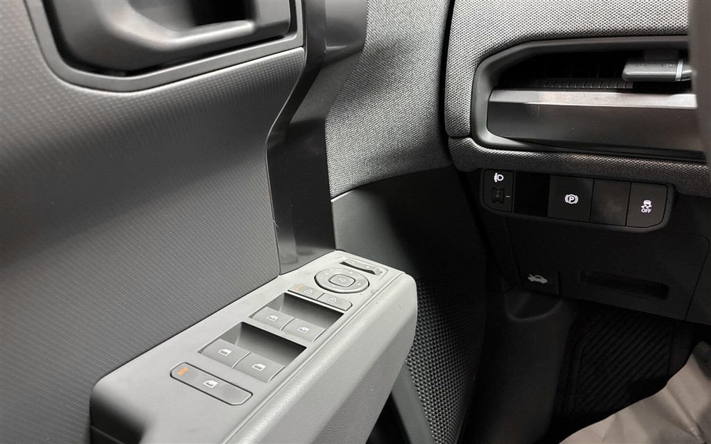 Kia EV3 Long Range Access 204HK 5d Aut. - Image 15