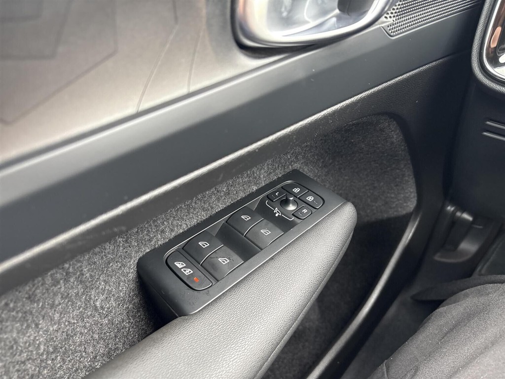 Volvo XC40 Recharge Extended Range Plus 252HK 5d Aut. - Image 16