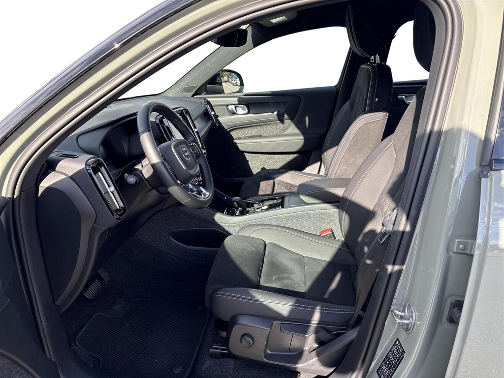 Volvo XC40 Recharge Extended Range Plus 252HK 5d Aut. - Image 4