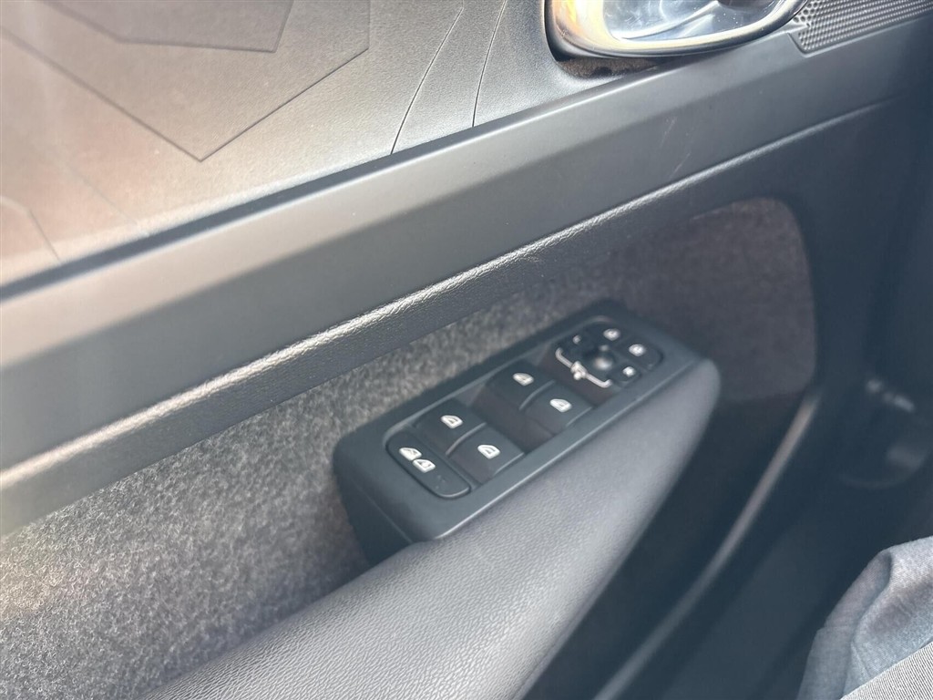 Volvo XC40 Recharge Extended Range Plus 252HK 5d Aut. - Image 16